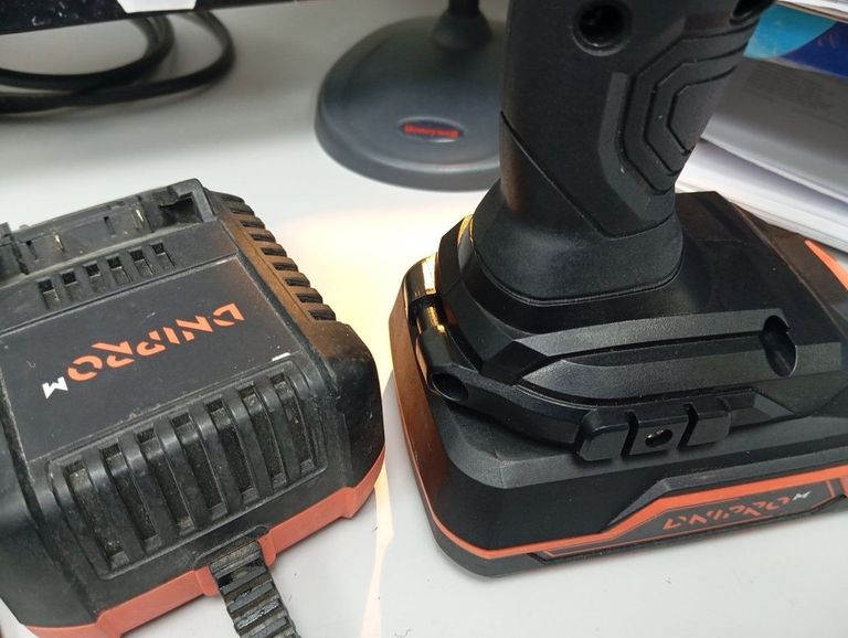 Дешиво Dnipro-M cd-218 1акб 2ah зп с ломбарда