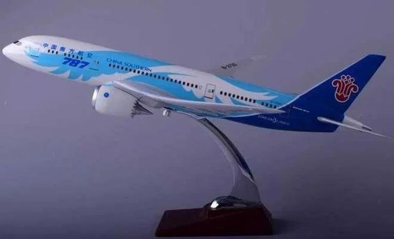 Boeing 787-8 DreamLiner China Southern Airlines B-2725, 43см (масштаб 1:130)