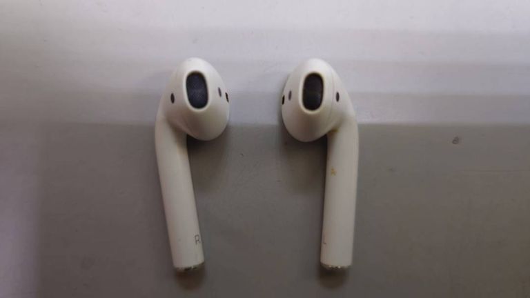 Apple airpods 2nd generation with charging case