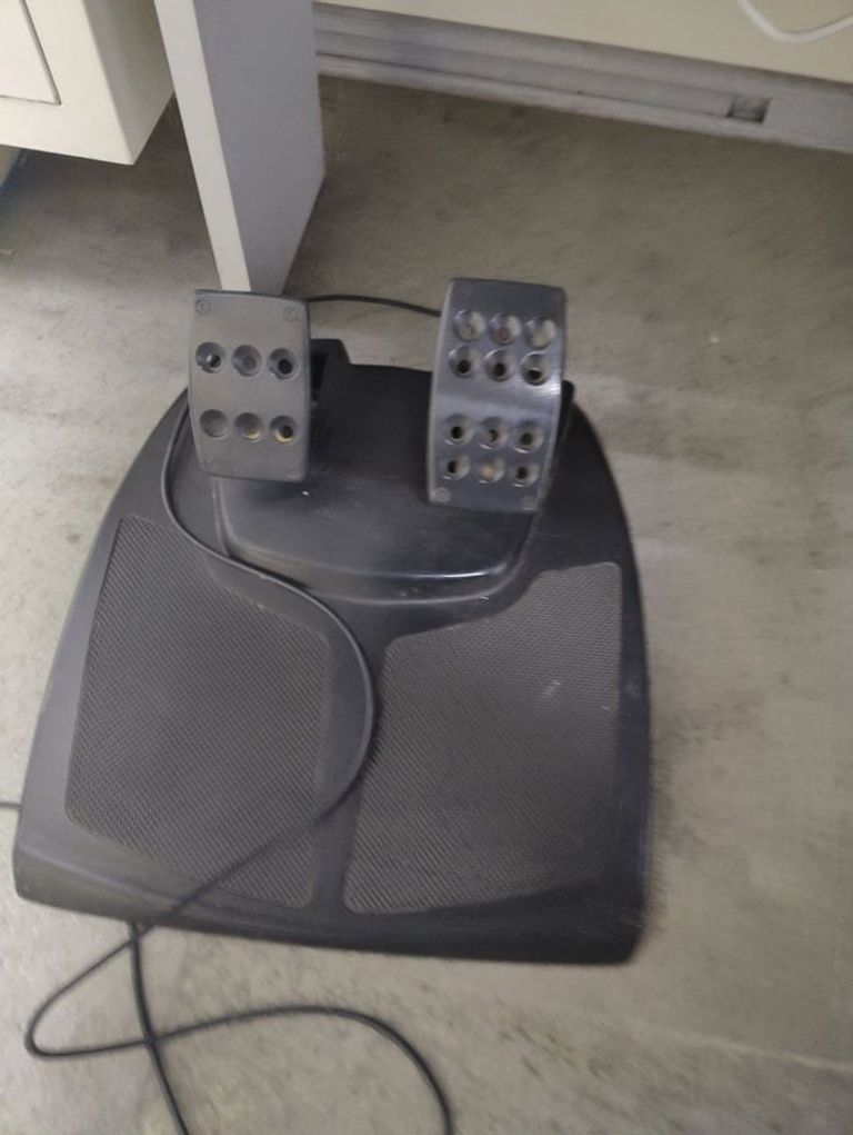 Дешево Logitech momo racing force з ломбарду