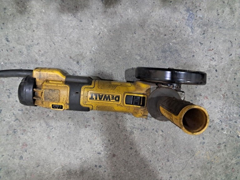 Дешево Dewalt DWE4257 з ломбарду