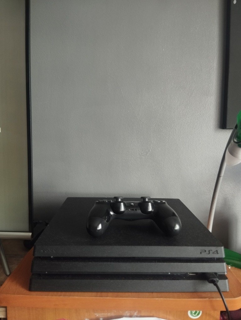 Купити Sony Playstation 4 Pro 1TB + DualShock 4 Б/У