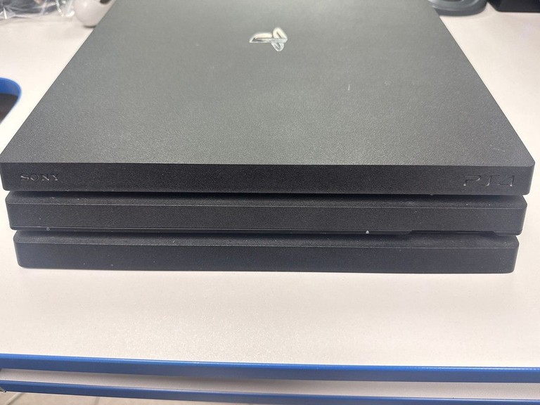 Дешиво Sony playstation 4 1tb (2 джойстика) с ломбарда