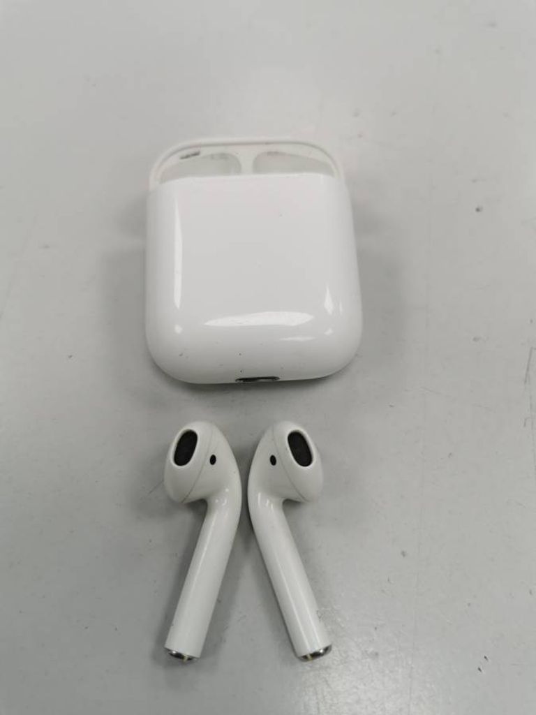 Apple airpods 2nd generation with charging case