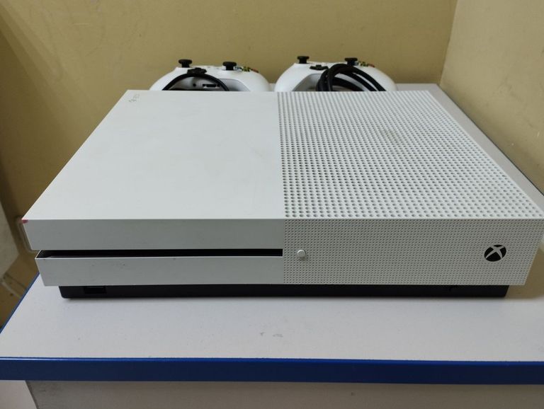 Купить Microsoft xbox one x 500gb Б/У