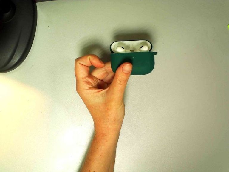 Купити Apple airpods pro 2nd generation with magsafe charging case usb-c Б/У