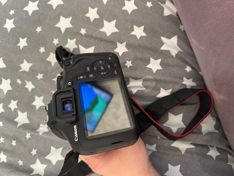 Дешево Canon EOS 2000D kit (18-55mm) IS з ломбарду