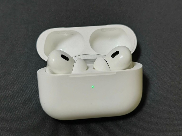 Купити Apple airpods pro 2nd generation with magsafe charging case usb-c Б/У
