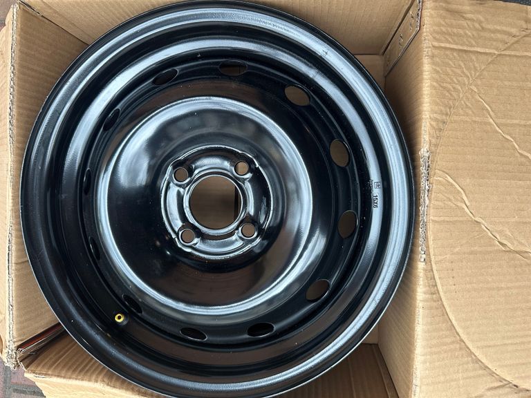 Дешиво ДК B W6 R15 PCD4x100 ET40 DIA60.1 сталеві с ломбарда