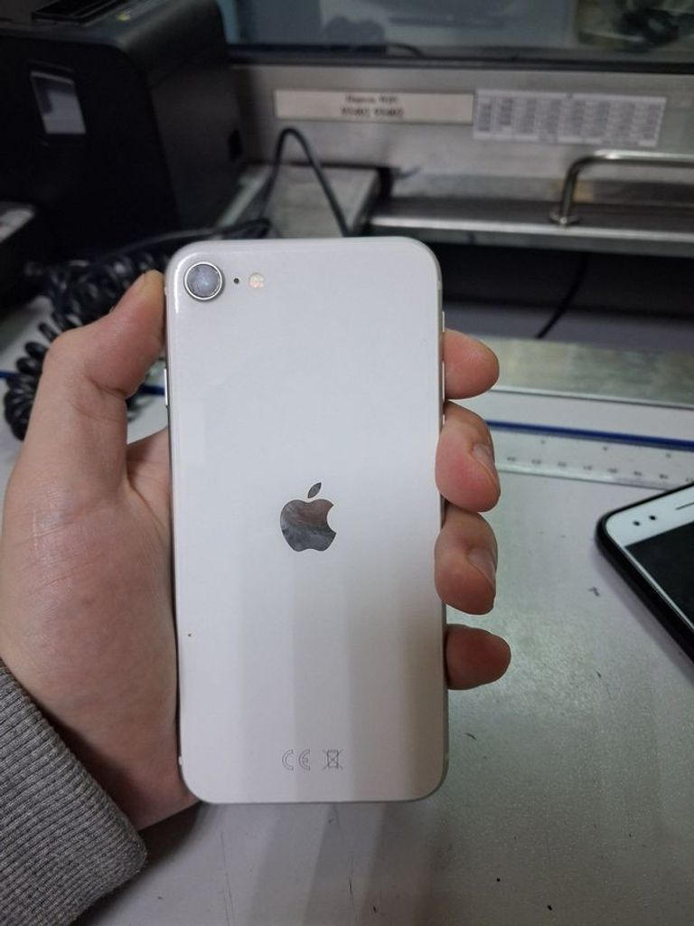 Дешево Apple iPhone SE 2020 64GB Black Slim Box (MHGP3) з ломбарду