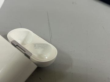 01-200782704: Apple airpods 4