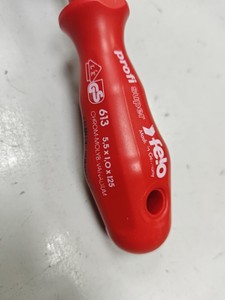 Б/в Викрутка Felo 1000v 5,5х1,0х125х99 мм. (61305590) 01-201043932
