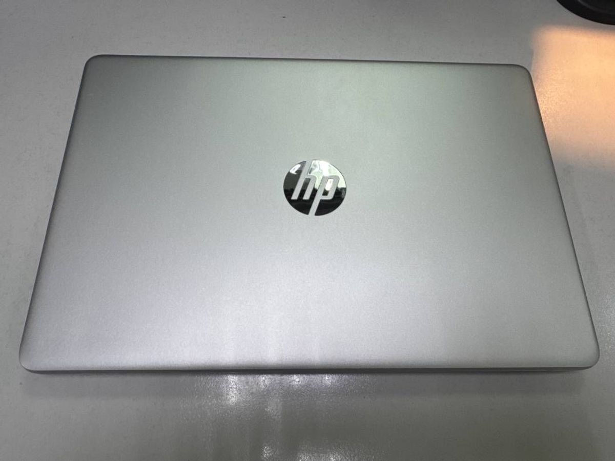 єкр. 15,6/ core i3-1215u/ ram8gb/ ssd256gb/ intel uhd