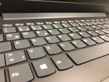 Б/в Ноутбук Lenovo 15/core i5 8250u ddr4/8gb ddr4/ssd 256 gb/radeon r7 m445 2gb 01-200990052