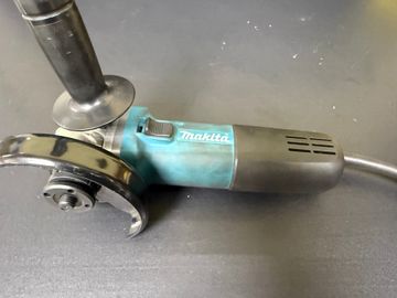 Б/у Угловая шлифмашина Makita 9558hnr 01-200908272