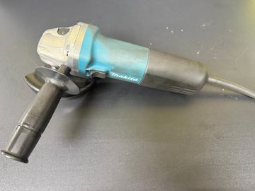 Б/у Угловая шлифмашина Makita 9558hnr 01-200908272