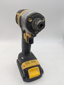 Б/в Шурупокрут Dewalt dcf885 1акб 1.5ah зп 01-200887901