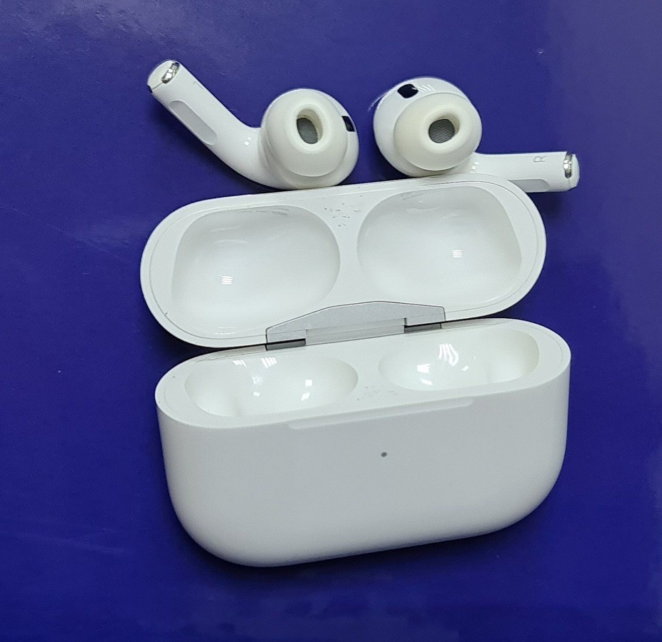 airpods pro 2nd generation with magsafe charging case usb-c