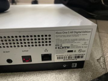 01-200604309: Microsoft xbox one s 1tb