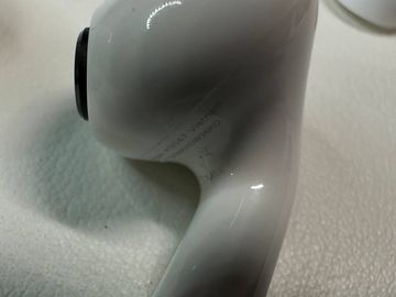 01-200772985: Apple airpods pro 2nd generation with magsafe charging case usb-c