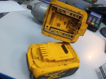 Б/у Гайковерт Dewalt dcf900n 01-200854508