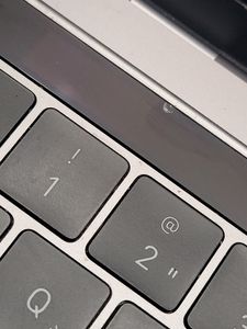 Б/у Ноутбук Apple macbook pro 13.3/ core i7 3.3ghz/ ram16gb/ ssd512gb/ intel iris 550/ touch bar 01-200821480