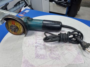 Б/в Кутова шліфмашина Makita 9558hn 01-200861825