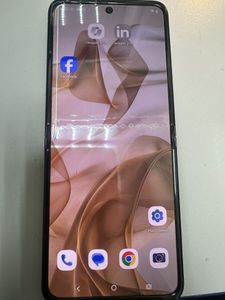 Б/в Мобільний телефон Motorola razr 50 8/256gb 01-200883181