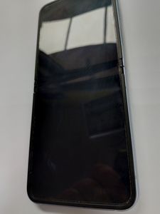 Б/в Мобільний телефон Samsung galaxy flip6 12/256gb 01-200884498