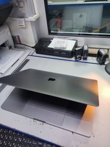 01-200794082: Apple macbook pro/a1990/ core i7 2,2ghz/ ram16gb/ ssd256gb/ amd pro 555x 4gb/ retina, touch bar