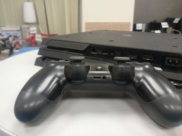 Б/у Игровая приставка Sony playstation 4 pro 01-200760007