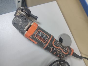 Б/в Багатофункціональний інструмент Black&Decker mt 300 01-200804494