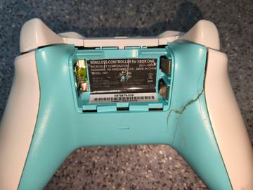 01-200604015: Microsoft xbox one s 500gb