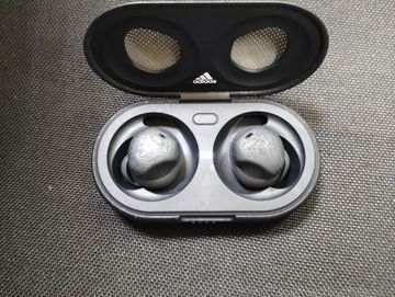 01-200527228: Adidas headphones fwd-02