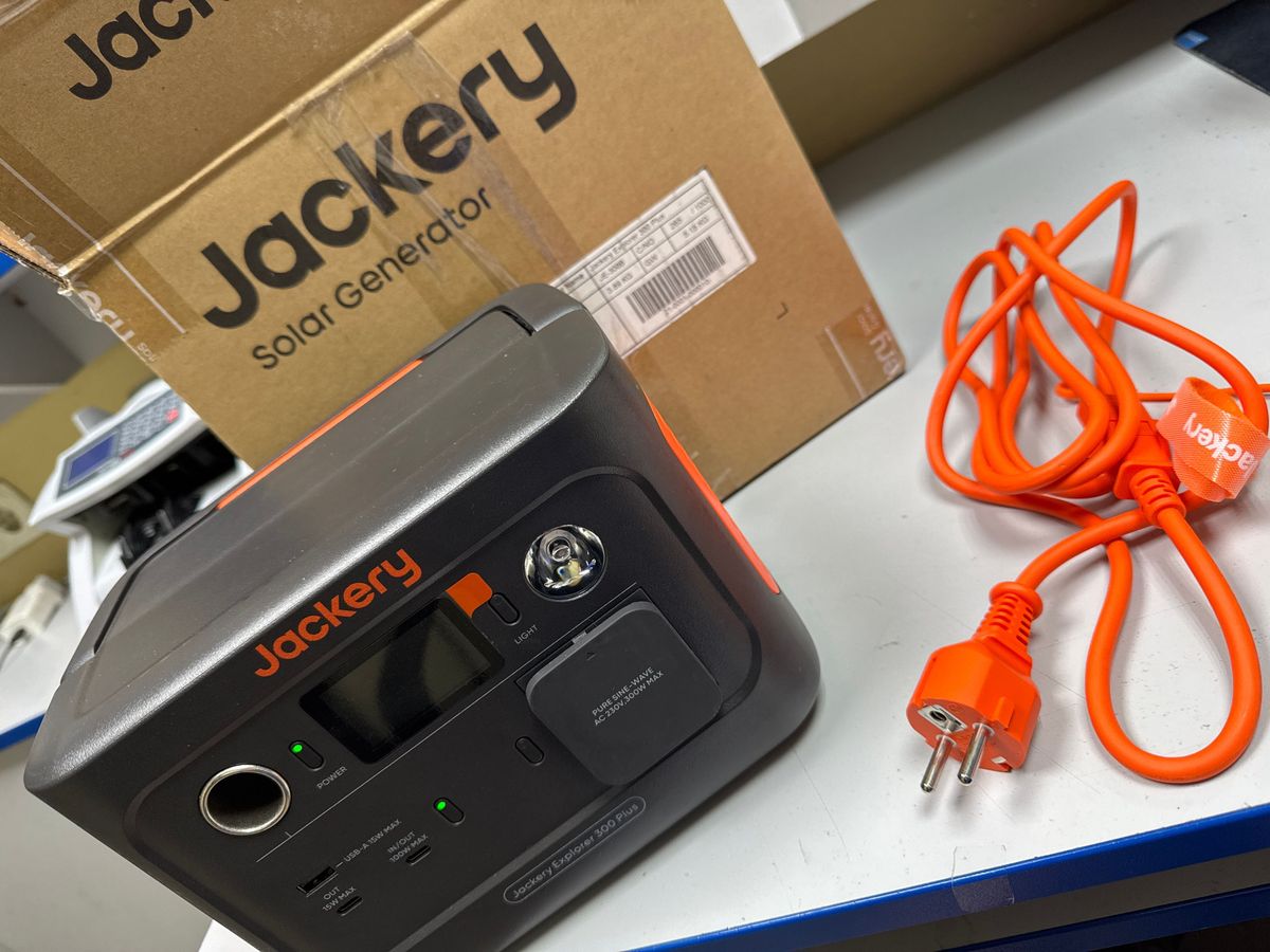 Jackery explorer 300 plus