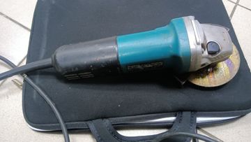 Б/у Угловая шлифмашина Makita 9558hn 01-200920419