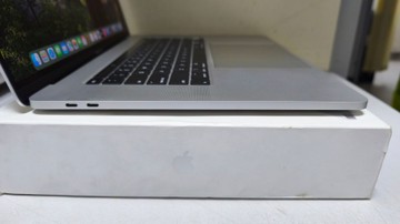 Б/в Ноутбук Apple macbook pro 16" 2019 a2141 core i7 2,6ghz/ram16gb/ssd512gb/amd radeon pro 5300m 4gb 01-201007624