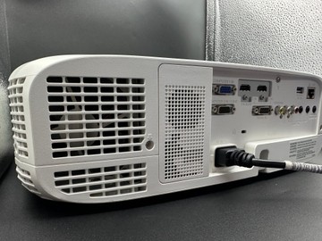 Б/в Проектор Panasonic pt-vz580 01-200891084