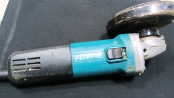 Б/у Угловая шлифмашина Makita 9558hn 01-200920419