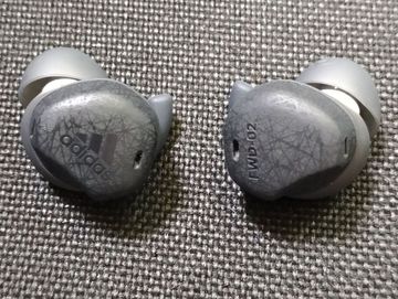 01-200527228: Adidas headphones fwd-02