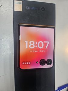 Б/в Мобільний телефон Motorola razr 50 ultra 12/512gb 01-200826017