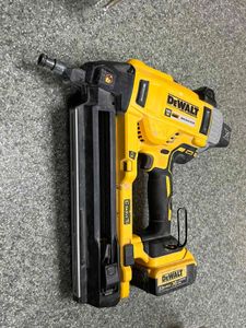 Б/в Степлер акумуляторний Dewalt dcn890 1акб 2ah зп 01-200854966