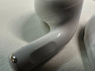 01-200772985: Apple airpods pro 2nd generation with magsafe charging case usb-c