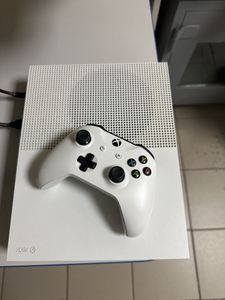 Б/у Игровая приставка Microsoft xbox one s 1tb 01-200895966