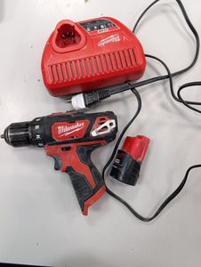 Б/в Шурупокрут Milwaukee m12 2407-20 1акб 2ah зп 01-200861385