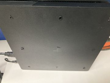 01-200800155: Sony playstation 4 slim 1tb