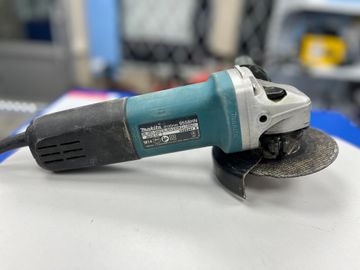 Б/у Угловая шлифмашина Makita 9558hn 01-200784802