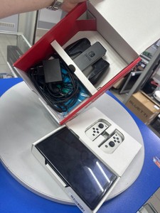 Б/в Ігрова приставка Nintendo switch oled 01-200999018