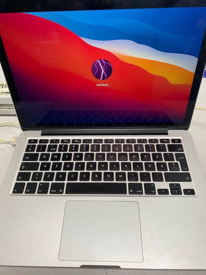 Apple macbook pro a1502, 13,3 core i5 2.4ghz, ram 4gb. ssd 128gb, intel iris 1536mb