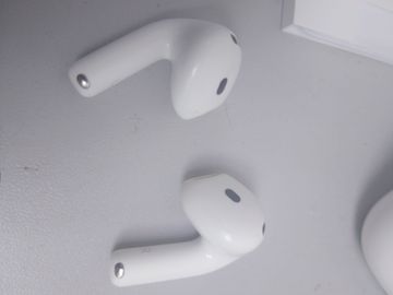 01-200762046: Apple airpods 4